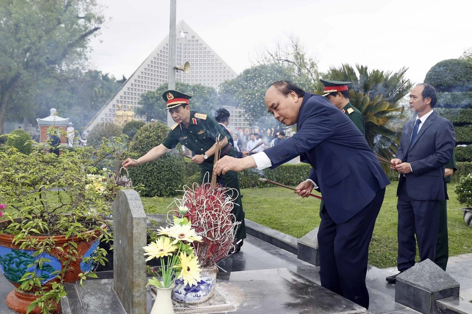 Chủ tịch nước Nguyễn Xuân Phúc dâng hương, hoa tưởng nhớ các Anh hùng liệt sỹ tại Nghĩa trang liệt sỹ Quốc gia A1. (Ảnh: Thống Nhất/TTXVN)