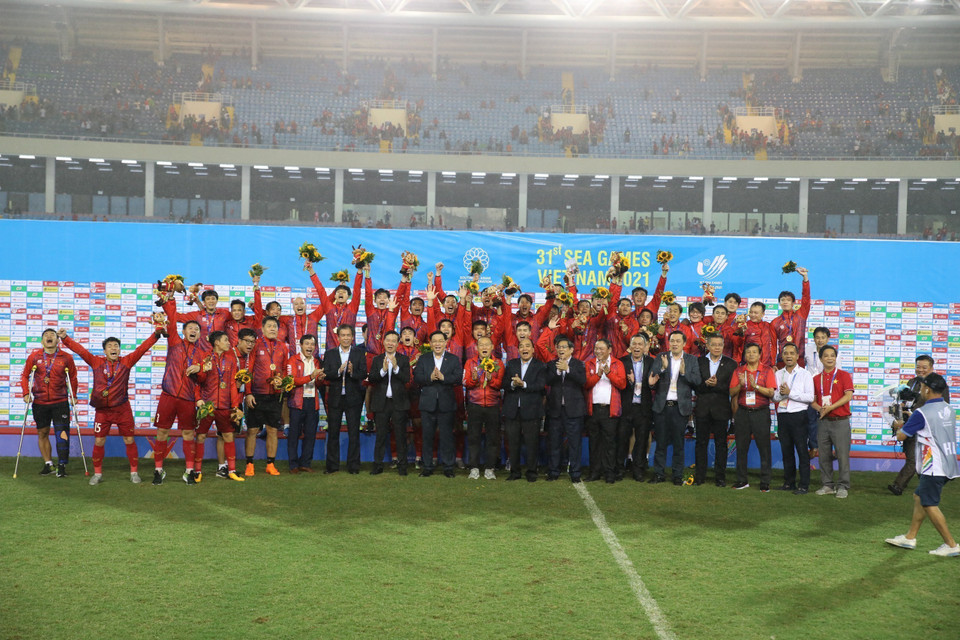 Chủ tịch nước Nguyễn Xuân Phúc, Thủ tướng Phạm Minh Chính, Chủ tịch Quốc hội Vương Đình Huệ, Thường trực Ban Bí thư Võ Văn Thưởng và các đại biểu chụp ảnh chung với Đội tuyển bóng đá U23 Việt Nam vừa giành huy chương Vàng môn bóng đá nam SEA Games 31. (Ảnh: Hoàng Linh/TTXVN)