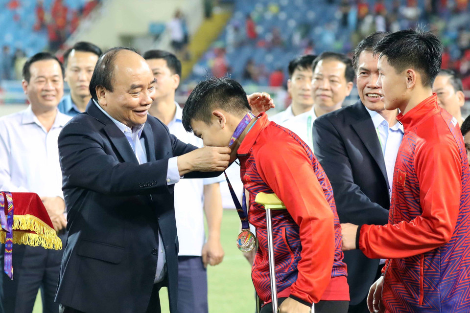 Chủ tịch nước Nguyễn Xuân Phúc trao huy chương Vàng cho các cầu thủ U23 Việt Nam. (Ảnh: Thống Nhất/TTXVN)