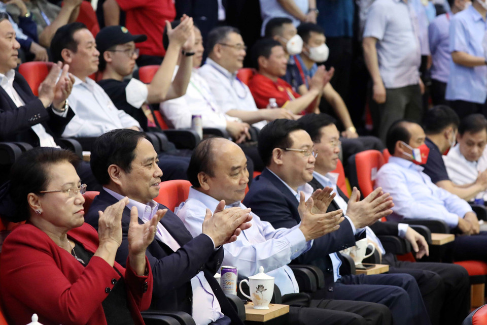 Chủ tịch nước Nguyễn Xuân Phúc, Thủ tướng Phạm Minh Chính, Chủ tịch Quốc hội Vương Đình Huệ, Thường trực Ban Bí thư Võ Văn Thưởng, nguyên Chủ tịch Quốc hội Nguyễn Thị Kim Ngân dự khán trận chung kết U23 Việt Nam-U23 Thái Lan. (Ảnh: Thống Nhất/TTXVN)