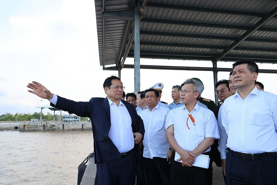 Thủ tướng Phạm Minh Chính và đoàn công tác đến khảo sát cảng biển nước sâu Trần Đề. (Ảnh: Dương Giang/TTXVN)