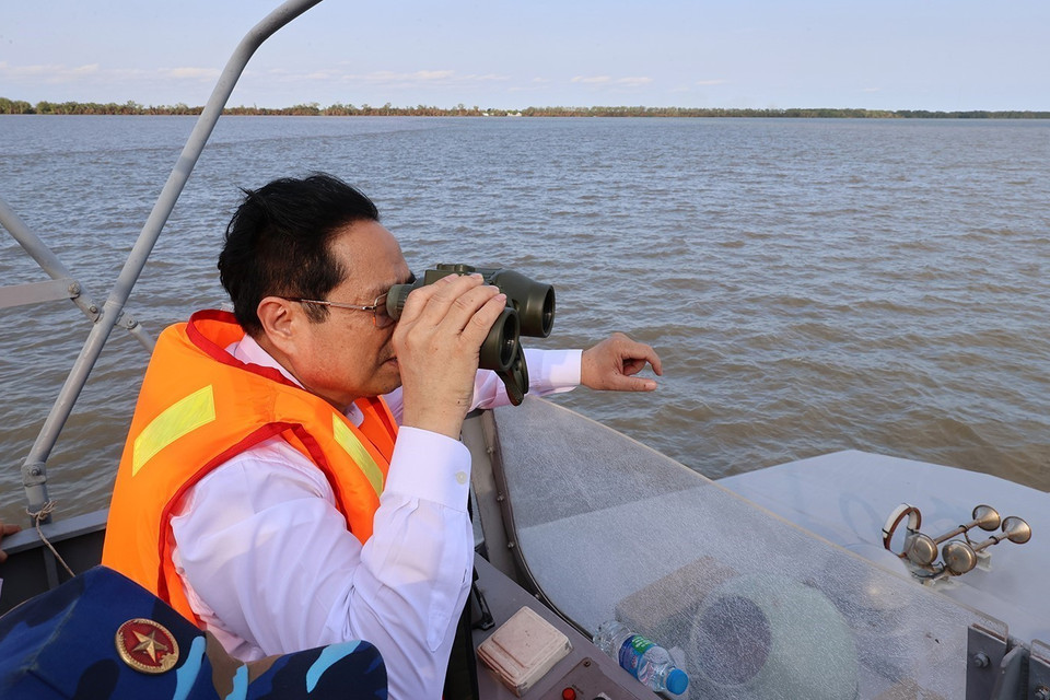 Thủ tướng Phạm Minh Chính thị sát cảng biển nước sâu Trần Đề. (Ảnh: Dương Giang/TTXVN)