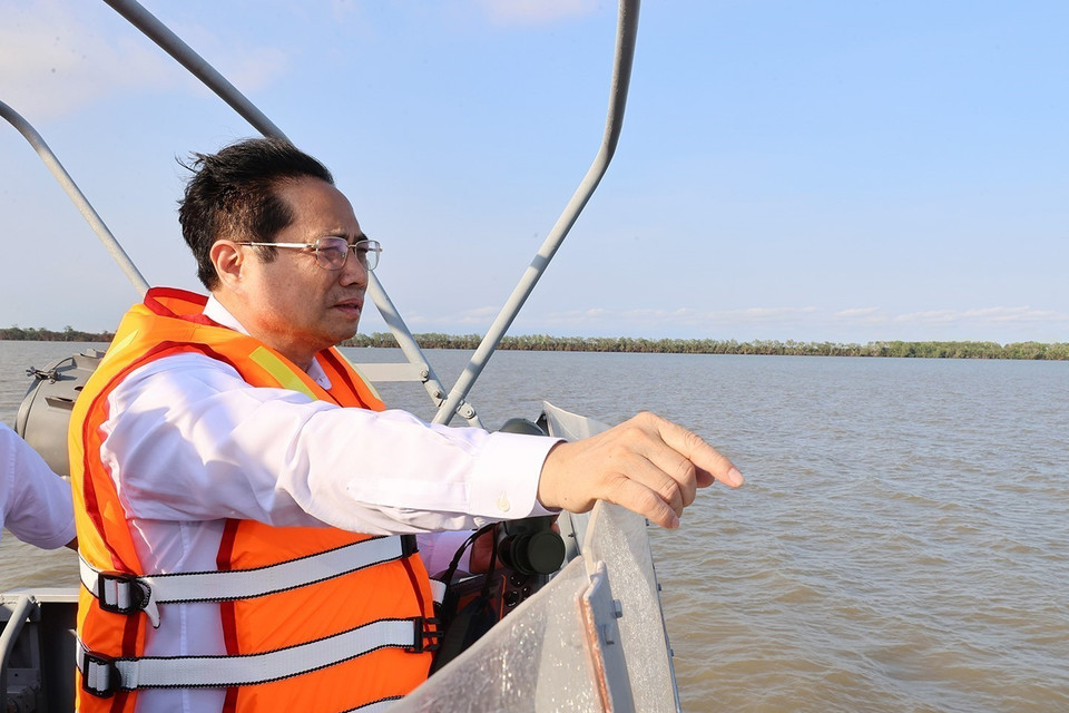 Thủ tướng Phạm Minh Chính thị sát cảng Trần Đề. (Ảnh: Dương Giang/TTXVN)