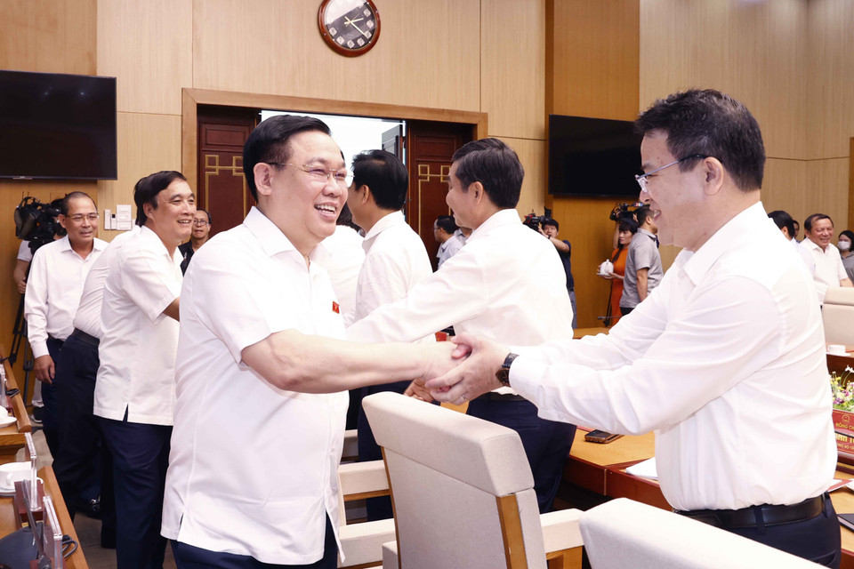 Chủ tịch Quốc hội Vương Đình Huệ với đại biểu. (Ảnh: Doãn Tấn/TTXVN)