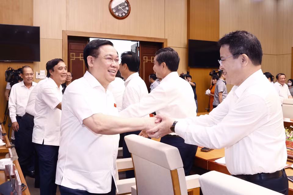 Chủ tịch Quốc hội Vương Đình Huệ với đại biểu. (Ảnh: Doãn Tấn/TTXVN)