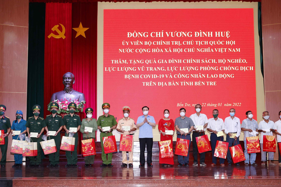 Chủ tịch Quốc hội Vương Đình Huệ tặng quà gia đình chính sách, hộ nghèo, lực lượng vũ trang, lực lượng phòng chống dịch COVID-19 và công nhân lao động trên địa bàn tỉnh Bến Tre. (Ảnh: Doãn Tấn/TTXVN)