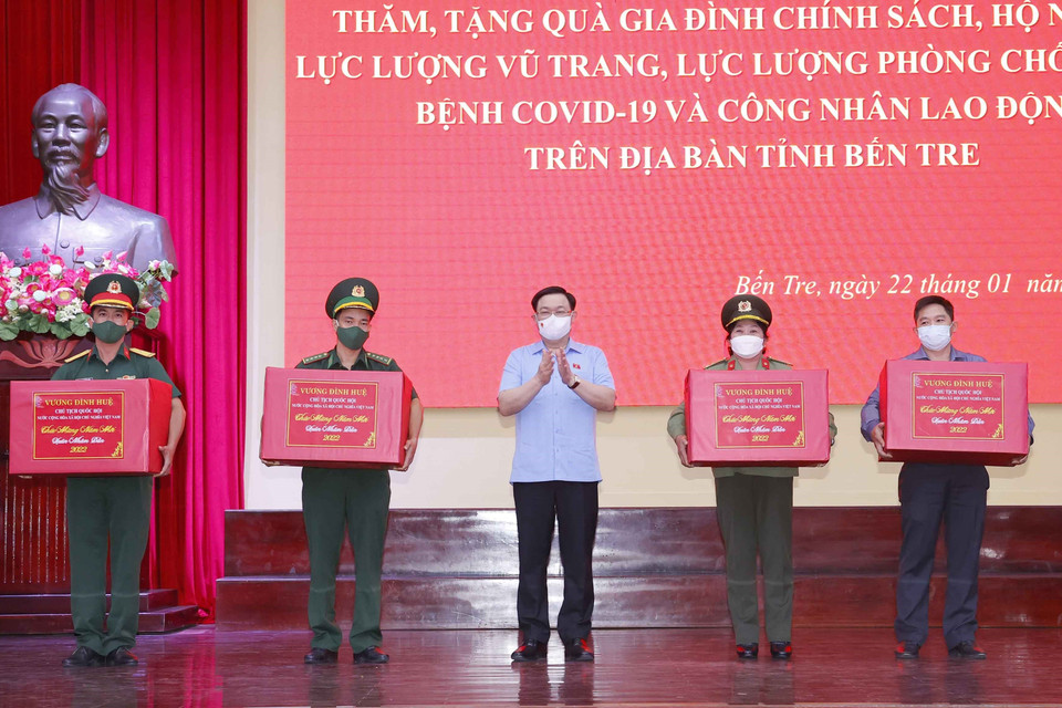 Chủ tịch Quốc hội Vương Đình Huệ tặng quà lực lượng tuyến đầu phòng chống dịch COVID-19. (Ảnh: Doãn Tấn/TTXVN)