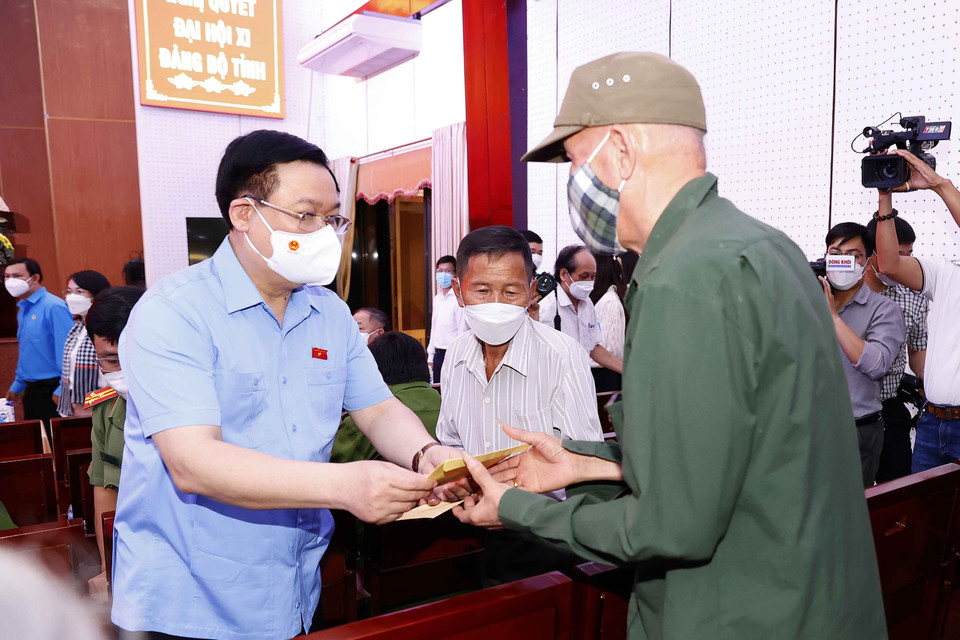 Chủ tịch Quốc hội Vương Đình Huệ tặng quà tặng quà gia đình chính sách, hộ nghèo. (Ảnh: Doãn Tấn/TTXVN)