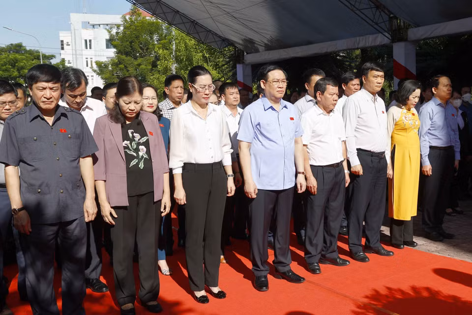 Chủ tịch Quốc hội Vương Đình Huệ dâng hương, dâng hoa tưởng niệm các Anh hùng liệt sỹ. (Ảnh: Doãn Tấn/TTXVN)