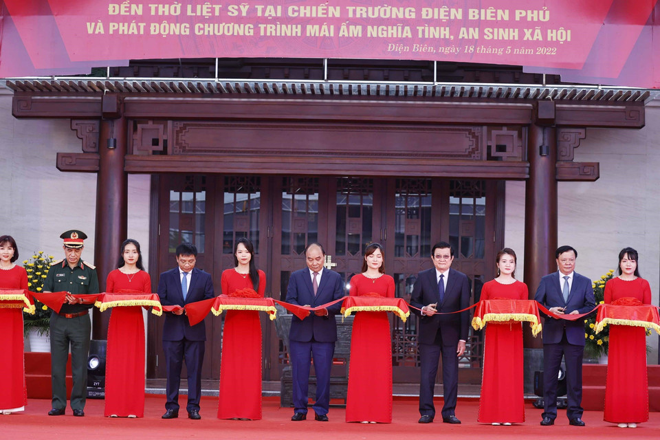 Chủ tịch nước Nguyễn Xuân Phúc và các đại biểu thực hiện nghi thức cắt băng khánh thành Đền thờ liệt sỹ tại chiến trường Điện Biên Phủ. (Ảnh: Thống Nhất/TTXVN)