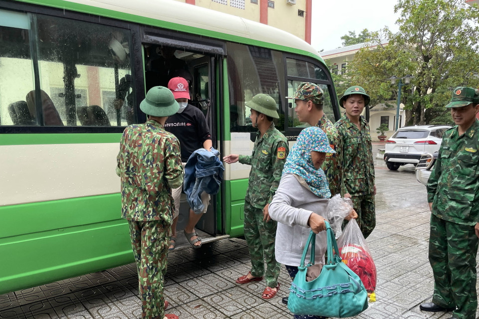 Người dân xã Tam Thanh, thành phố Tam Kỳ, tỉnh Quảng Nam di chuyển tới nơi trú an toàn tránh bão số 4. (Ảnh: Trần Tĩnh/TTXVN)