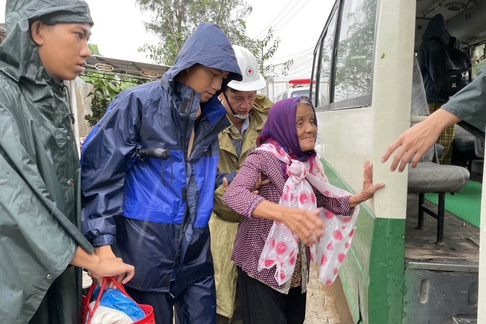 Người dân xã Tam Thanh, thành phố Tam Kỳ, tỉnh Quảng Nam sơ tán tới nơi an toàn. (Ảnh: Trần Tĩnh/TTXVN)