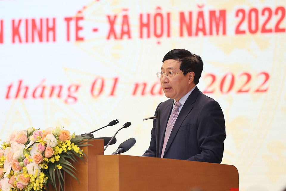 Phó Thủ tướng thường trực Chính phủ Phạm Bình Minh trình bày Báo cáo về công tác chỉ đạo, điều hành và kết quả thực hiện kế hoạch phát triển kinh tế-xã hội năm 2021; phương hướng, nhiệm vụ năm 2022. (Ảnh: Dương Giang/TTXVN)