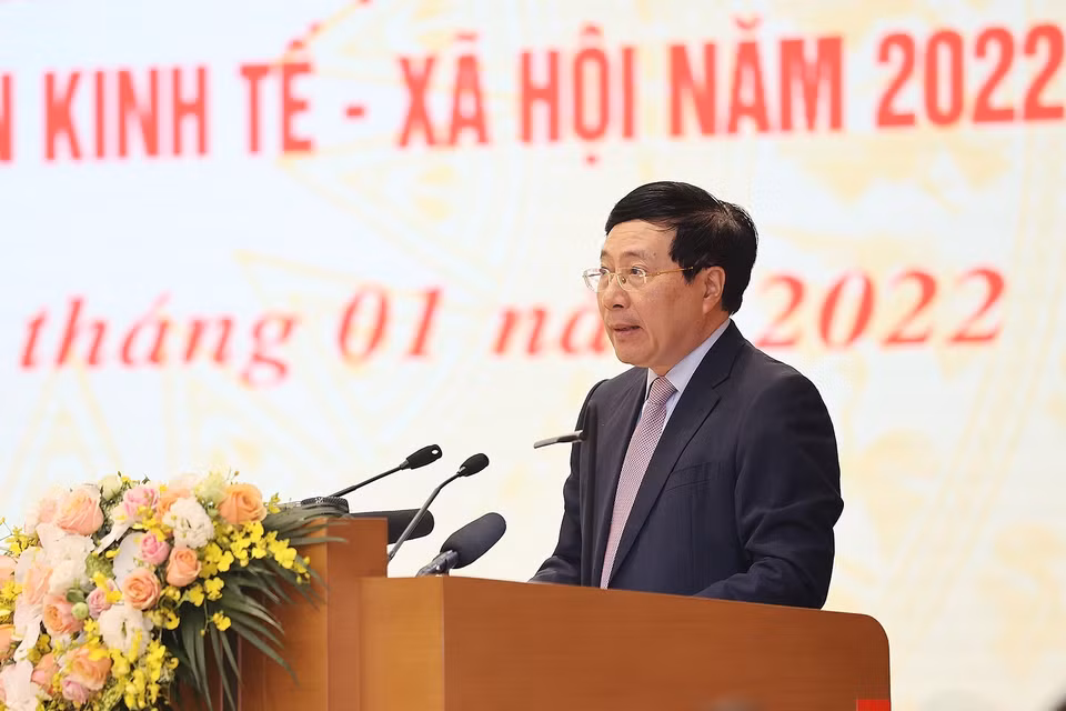 Phó Thủ tướng thường trực Chính phủ Phạm Bình Minh trình bày Báo cáo về công tác chỉ đạo, điều hành và kết quả thực hiện kế hoạch phát triển kinh tế-xã hội năm 2021; phương hướng, nhiệm vụ năm 2022. (Ảnh: Dương Giang/TTXVN)