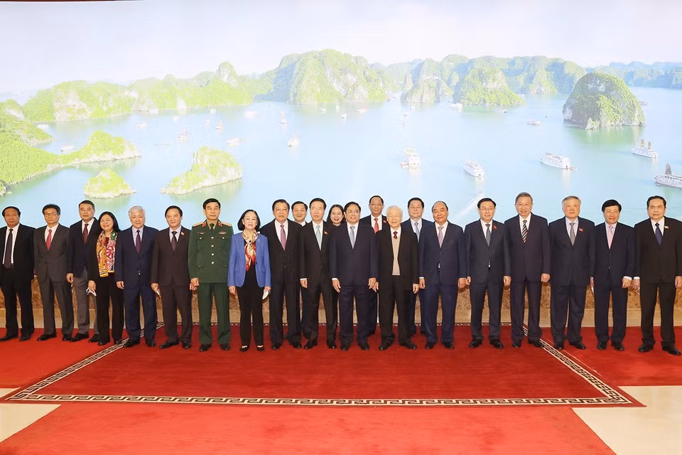 Tổng Bí thư Nguyễn Phú Trọng, Chủ tịch nước Nguyễn Xuân Phúc, Thủ tướng Phạm Minh Chính, Chủ tịch Quốc hội Vương Đình Huệ, Thường trực Ban Bí thư Võ Văn Thưởng cùng các đại biểu dự hội nghị chụp ảnh chung. (Ảnh: Trí Dũng/TTXVN)