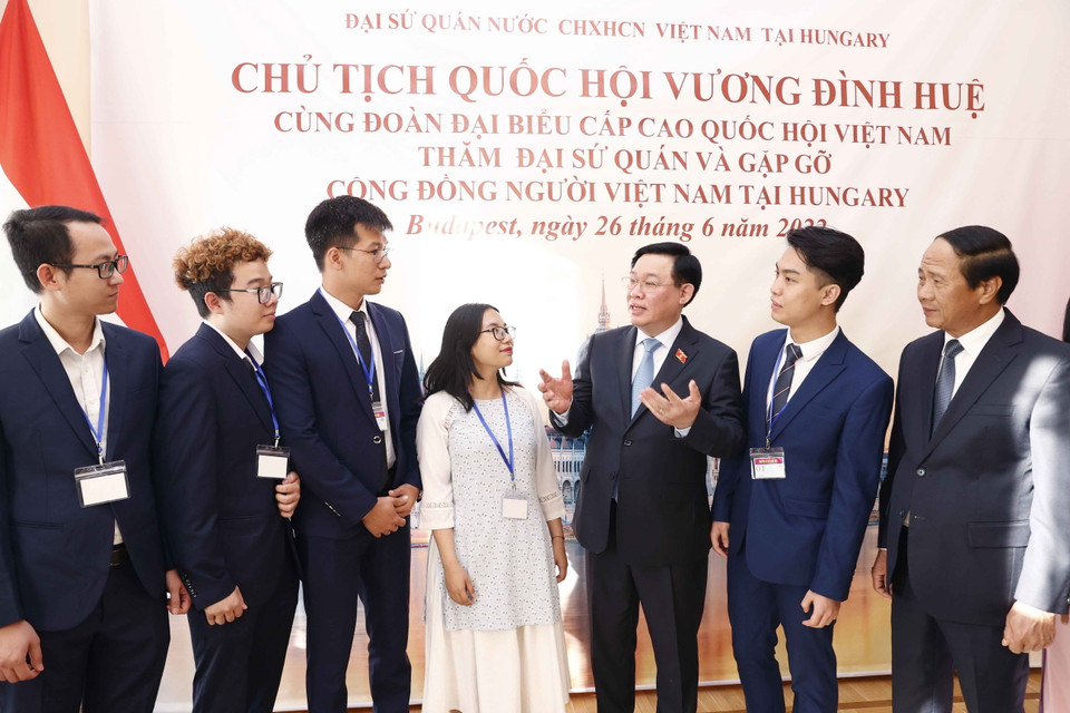 Chủ tịch Quốc hội Vương Đình Huệ với sinh viên Việt Nam theo học tập, nghiên cứu tại Hungary. (Ảnh: Doãn Tấn/TTXVN)
