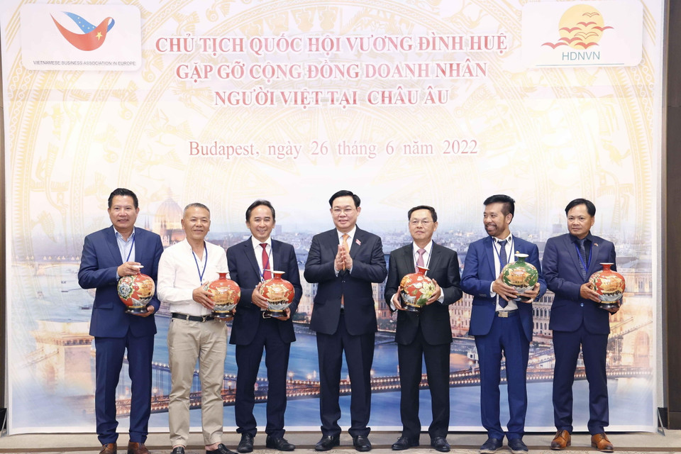 Chủ tịch Quốc hội Vương Đình Huệ tặng quà lưu niệm cho các đại biểu. (Ảnh: Doãn Tấn/TTXVN)