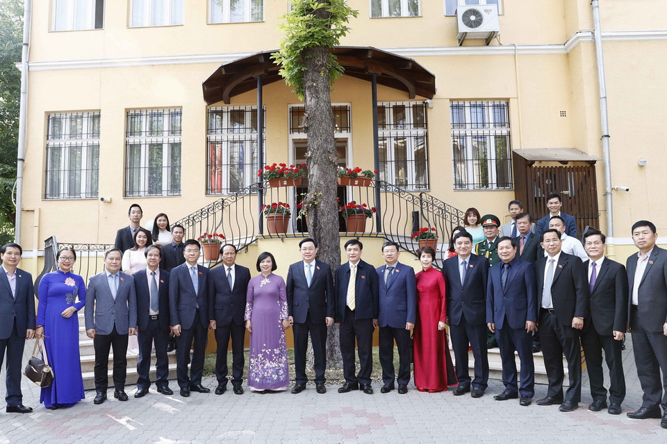 Chủ tịch Quốc hội Vương Đình Huệ với cán bộ, nhân viên Đại sứ quán và cộng đồng người Việt tại Hungary. (Ảnh: Doãn Tấn/TTXVN)