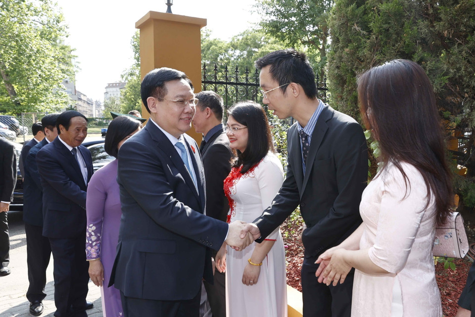 Chủ tịch Quốc hội Vương Đình Huệ với cán bộ, nhân viên Đại sứ quán Việt Nam tại Hungary. (Ảnh: Doãn Tấn/TTXVN)