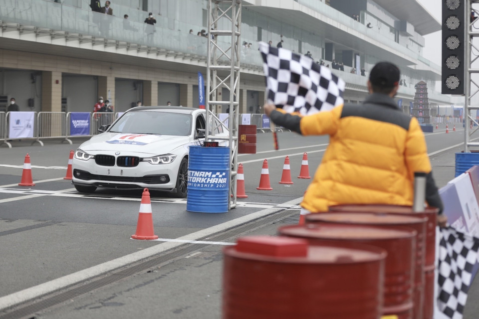 Xe đua hoàn thành phần đua của mình. (Ảnh: Minh Quyết/TTXVN)