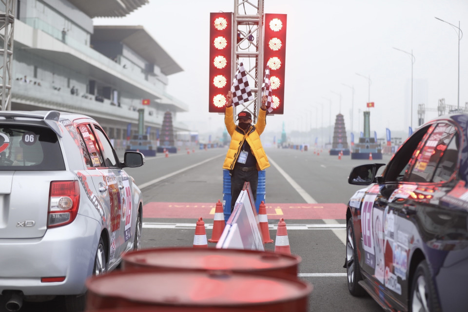 Các xe chuẩn bị xuất phát khi có hiệu lệnh của trọng tài. (Ảnh: Minh Quyết/TTXVN)