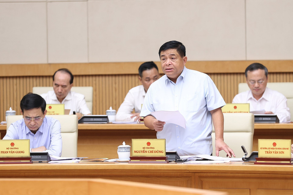 Bộ trưởng Bộ Kế hoạch và Đầu tư Nguyễn Chí Dũng báo cáo tình hình kinh tế-xã hội tháng Tám và 8 tháng năm 2022; tình hình triển khai thực hiện Nghị quyết số 01/NQ-CP của Chính phủ. (Ảnh: Dương Giang/TTXVN)