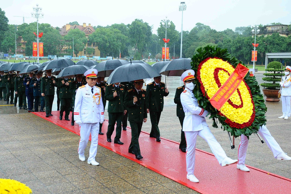 Đoàn Quân ủy Trung ương-Bộ Quốc phòng viếng Chủ tịch Hồ Chí Minh. (Ảnh: Minh Đức/TTXVN)