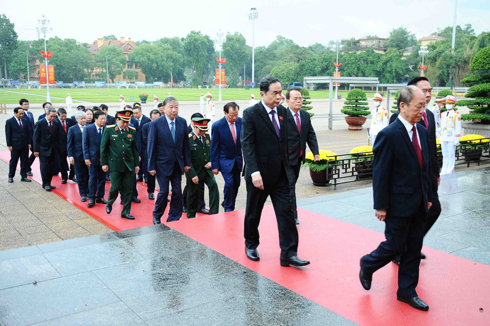 Các lãnh đạo, nguyên lãnh đạo Đảng và Nhà nước lãnh đạo các ban, bộ, ngành, đoàn thể Trung ương viếng Chủ tịch Hồ Chí Minh. (Ảnh: Minh Đức/TTXVN)