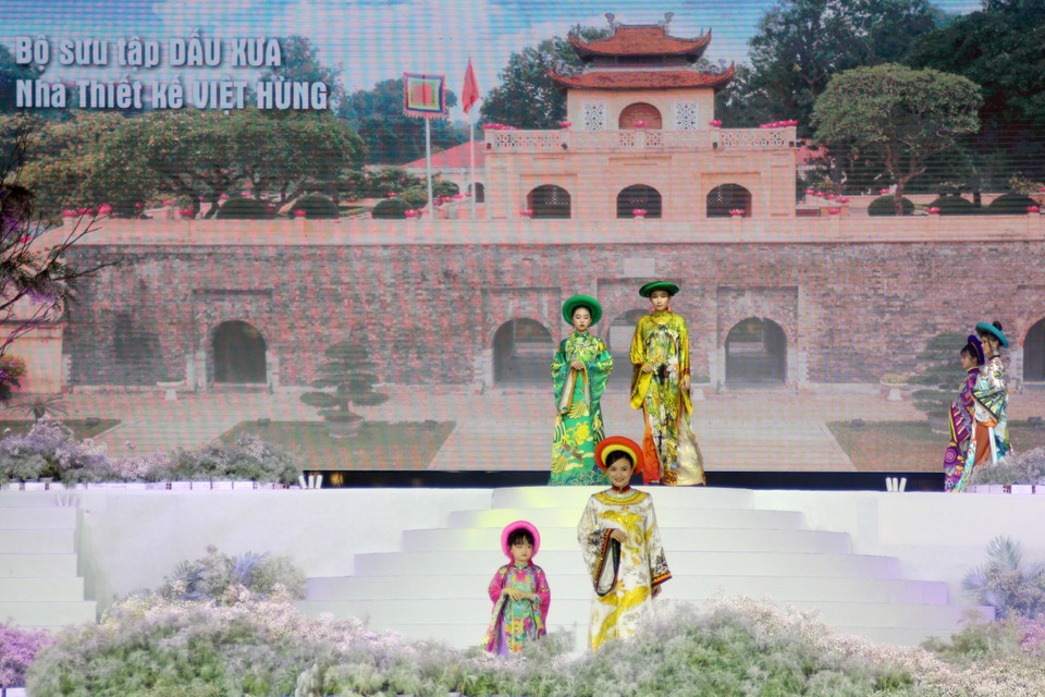 Các mẫu thiết kế trong bộ sưu tập áo dài 'Dấu xưa.' (Ảnh: Mỹ Phương/TTXVN)