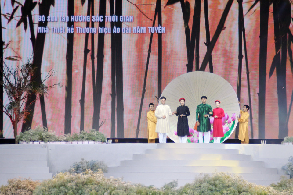 Các mẫu thiết kế trong bộ sưu tập áo dài 'Cội nguồn' trình diễn tại Lễ hội Áo dài Thành phố Hồ Chí Minh lần thứ 8. (Ảnh: Mỹ Phương/TTXVN)