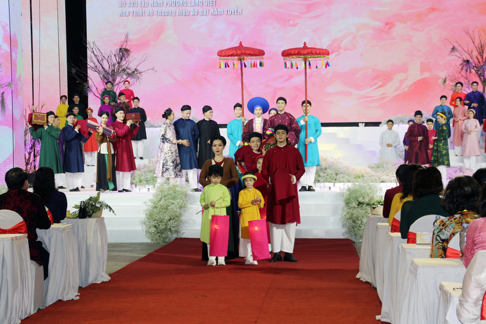 Các mẫu thiết kế trong bộ sưu tập áo dài 'Nam Phương Làng Việt' trình diễn tại Lễ hội Áo dài Thành phố Hồ Chí Minh lần thứ 8. (Ảnh: Mỹ Phương/TTXVN)