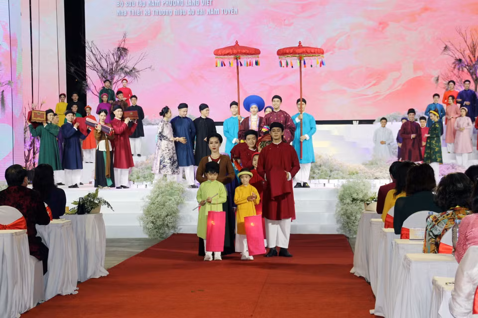 Các mẫu thiết kế trong bộ sưu tập áo dài 'Nam Phương Làng Việt' trình diễn tại Lễ hội Áo dài Thành phố Hồ Chí Minh lần thứ 8. (Ảnh: Mỹ Phương/TTXVN)