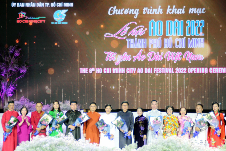 Các lãnh đạo Trung ương và địa phương tặng hoa cho các nhà thiết kế tham gia Lễ hội Áo dài Thành phố Hồ Chí Minh lần thứ 8. (Ảnh: Mỹ Phương/TTXVN)