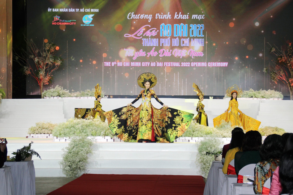 Các mẫu thiết kế trong bộ sưu tập áo dài 'Di sản' trình diễn tại Lễ hội Áo dài Thành phố Hồ Chí Minh lần thứ 8. (Ảnh: Mỹ Phương/TTXVN)