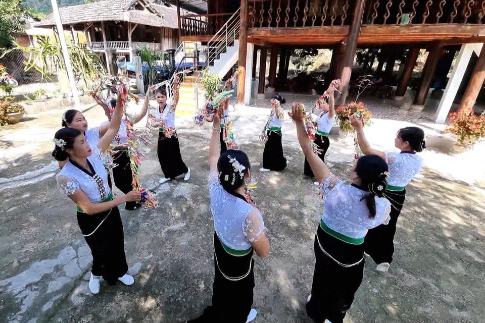 Đến với Đền thờ Vua Lê Lợi, ở xã Lê Lợi, huyện Nậm Nhùn, du khách còn được chiêm ngưỡng điệu xòe của đồng bào Thái nơi đây. (Ảnh: Nguyễn Oanh/TTXVN)