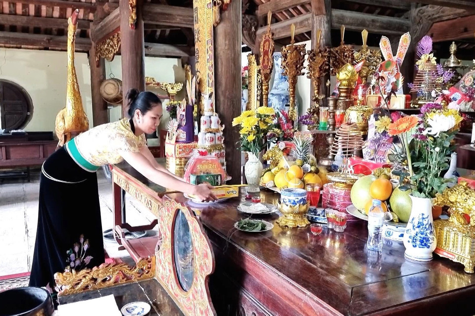 Người dân tới thăm Đền thờ Vua Lê Lợi, ở xã Lê Lợi, huyện Nậm Nhùn ngày đầu năm để cầu cho năm mới sức khỏe dồi dào, vạn sự an khang. (Ảnh: Nguyễn Oanh/TTXVN)