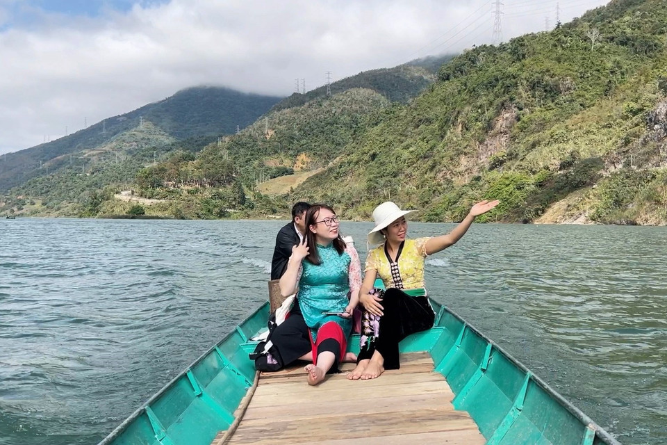 Đến với Đền thờ Vua Lê Lợi, du khách còn được ngắm nhìn cảnh quan thiên nhiên hùng vĩ trên sông Đà. (Ảnh: Nguyễn Oanh/TTXVN)