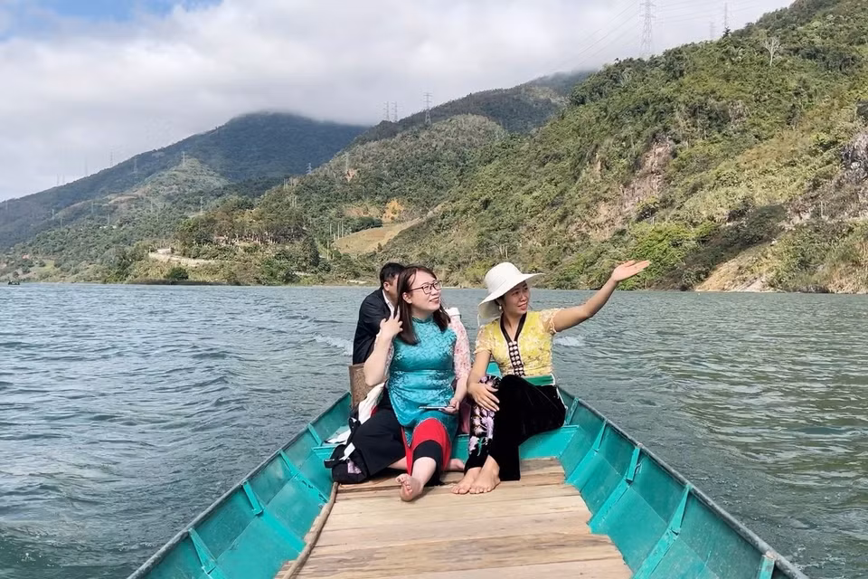 Đến với Đền thờ Vua Lê Lợi, du khách còn được ngắm nhìn cảnh quan thiên nhiên hùng vĩ trên sông Đà. (Ảnh: Nguyễn Oanh/TTXVN)