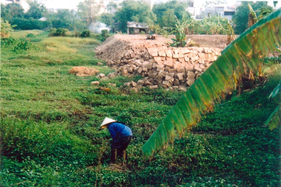 Thời gian gần đây, nhiều người dân tại tổ 11, 12, phường Ngọc Thụy khiếu nại phản đối việc Ủy ban Nhân dân quận Long Biên thu hồi 2 hồ câu Xuân Quế và hồ câu Sơn Thủy để thực hiện dự án theo quy hoạch được UBND thành phố Hà Nội phê duyệt vì cho rằng đây là các hồ tự nhiên. UBND quận Long Biên khẳng định hai hồ câu này là đất nông nghiệp, không phải hồ tự nhiên. (Ảnh: TTXVN phát)