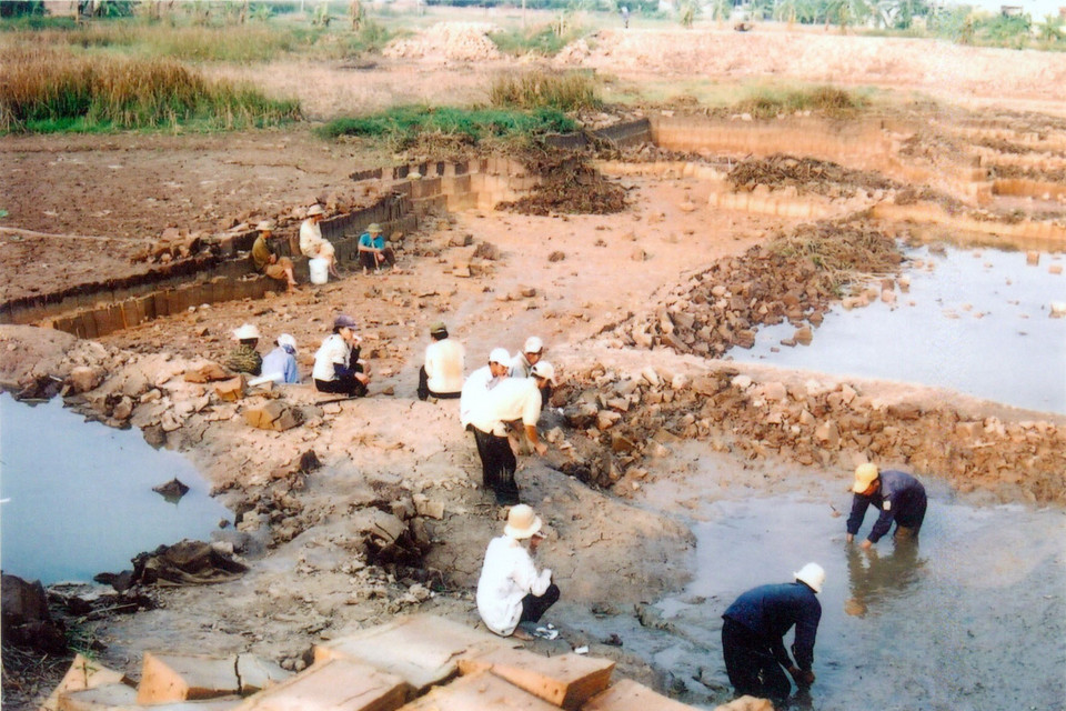 Bãi đất nông nghiệp được chụp thời điểm 2004, trước khi người dân thuê thầu vào năm 2005, đã được người dân đào múc trở thành hồ (nay là hồ và nhà hàng Xuân Quế). (Ảnh: TTXVN phát)