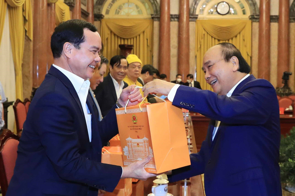 Chủ tịch nước Nguyễn Xuân Phúc tặng quà lưu niệm cho các đại biểu. (Ảnh: Thống Nhất/TTXVN)