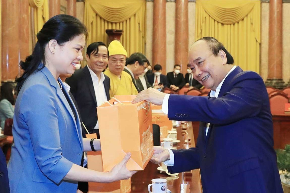 Chủ tịch nước Nguyễn Xuân Phúc tặng quà lưu niệm cho các đại biểu. (Ảnh: Thống Nhất/TTXVN)