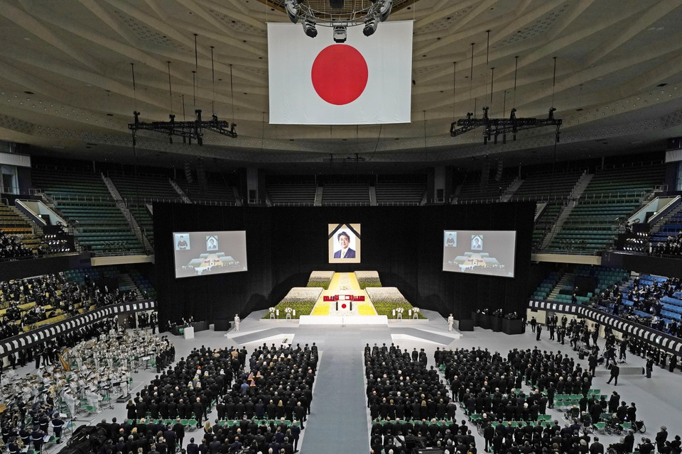 Toàn cảnh Lễ quốc tang cố Thủ tướng Nhật Bản Abe Shinzo tại Nippon Budokan ở thủ đô Tokyo, ngày 27/9/2022. (Ảnh: Kyodo/TTXVN)
