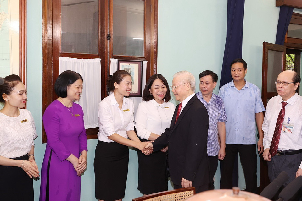 Tổng Bí thư Nguyễn Phú Trọng với cán bộ, nhân viên Khu di tích Chủ tịch Hồ Chí Minh ở Phủ Chủ tịch. (Ảnh: Trí Dũng/TTXVN)
