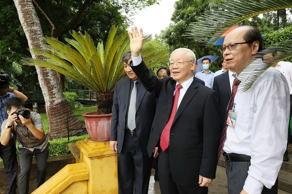 Tổng Bí thư Nguyễn Phú Trọng vẫy chào các tầng lớp nhân dân vào Lăng viếng Chủ tịch Hồ Chí Minh và thăm Nhà sàn Bác Hồ. (Ảnh: Trí Dũng/TTXVN)