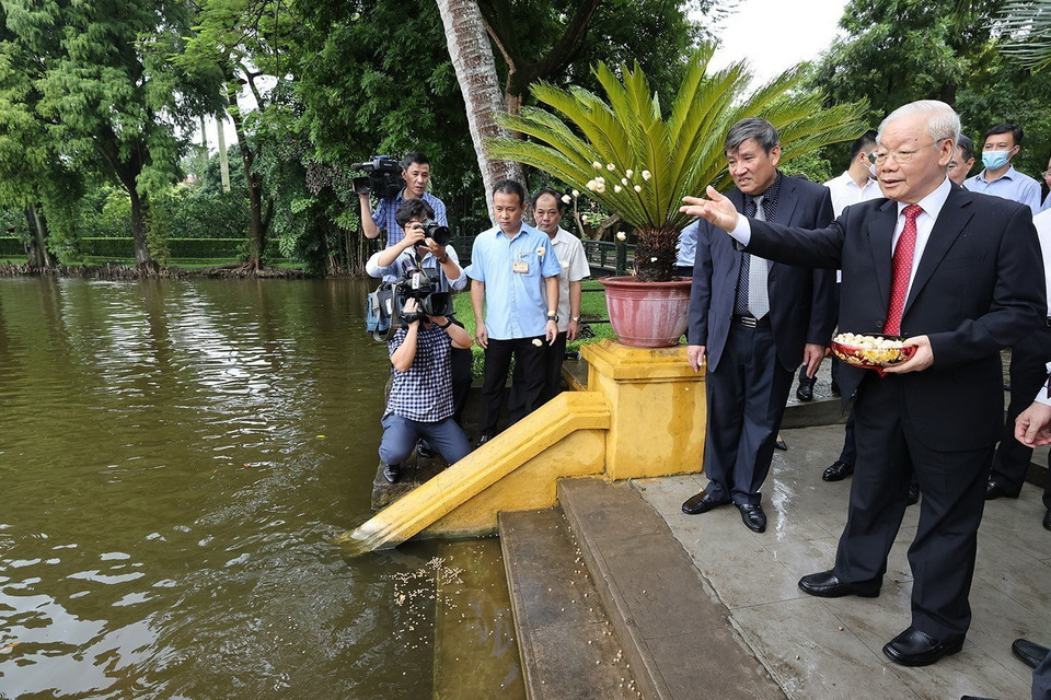 Tổng Bí thư Nguyễn Phú Trọng thăm ao cá Bác Hồ. (Ảnh: Trí Dũng/TTXVN)