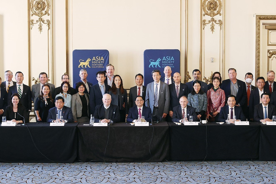 Thủ tướng Phạm Minh Chính với các đại biểu dự Tọa đàm đổi mới sáng tạo và khởi nghiệp. (Ảnh: Dương Giang/TTXVN)