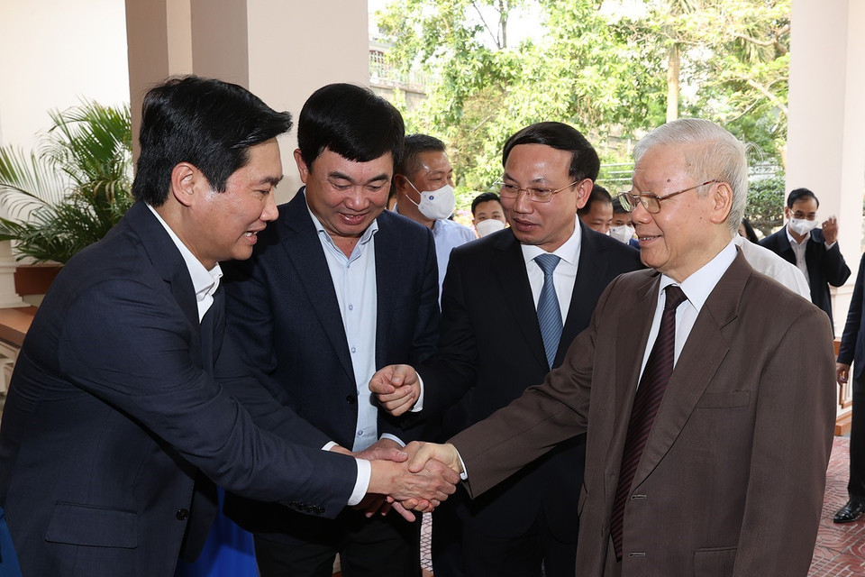 Tổng Bí thư Nguyễn Phú Trọng với lãnh đạo chủ chốt tỉnh Quảng Ninh. (Ảnh: Trí Dũng/TTXVN)