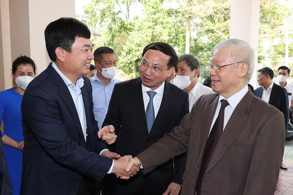 Tổng Bí thư Nguyễn Phú Trọng với lãnh đạo chủ chốt tỉnh Quảng Ninh. (Ảnh: Trí Dũng/TTXVN)