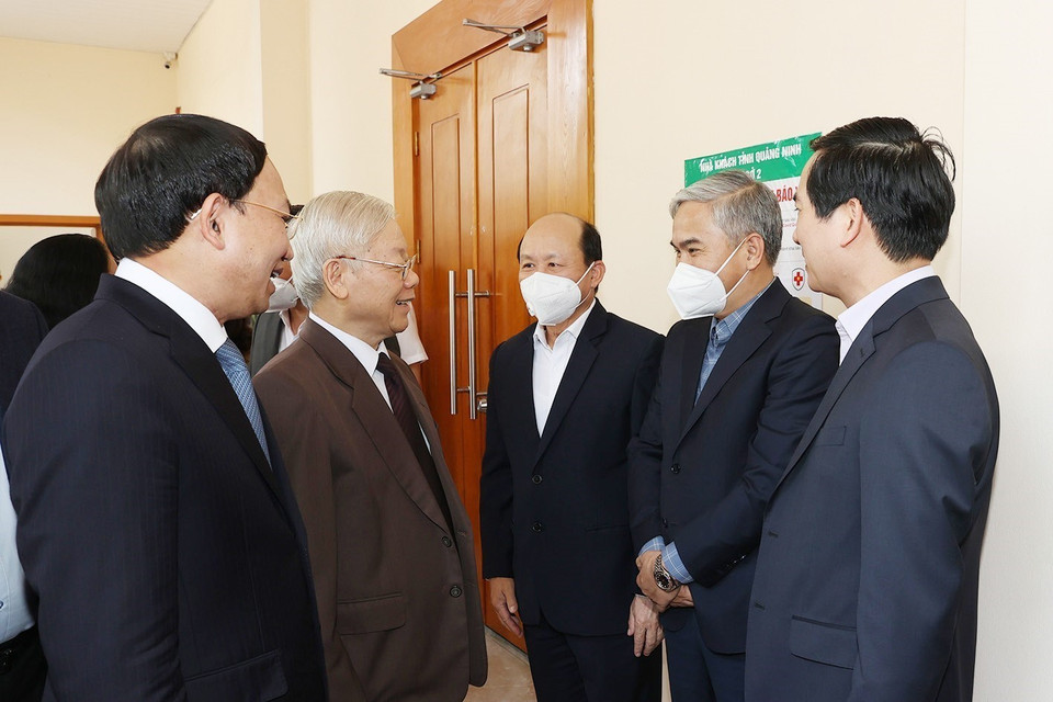 Tổng Bí thư Nguyễn Phú Trọng với các cán bộ trong Ban Thường vụ Tỉnh ủy và lãnh đạo chủ chốt tỉnh Quảng Ninh.(Ảnh: Trí Dũng/TTXVN)